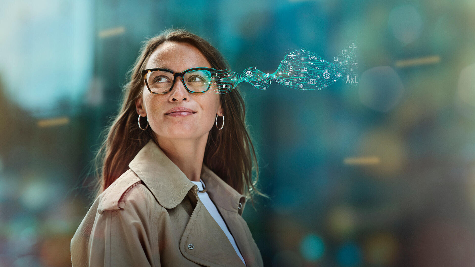 Eine Frau mit Brille und beigem Mantel blickt nachdenklich nach oben. Digitale Symbole und mathematische Formeln fließen auf ihre Brille zu und suggerieren Technologie oder Datenvisualisierung. Der Hintergrund ist unscharf und bunt.
