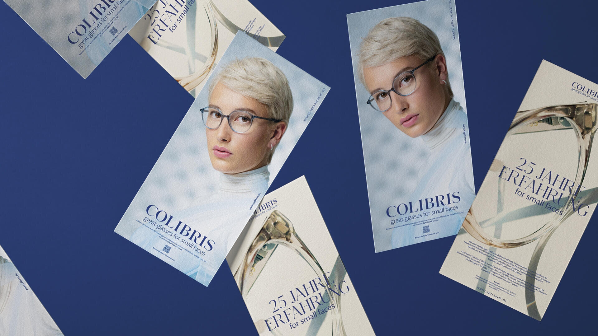Auf einer blauen Fläche liegen mehrere Flyer verteilt, auf denen eine Person mit kurzen blonden Haaren und Brille abgebildet ist. Die Flyer zeigen den Text COLIBRIS und 25 Jahre Erfahrung sowie Abbildungen von Brillen.