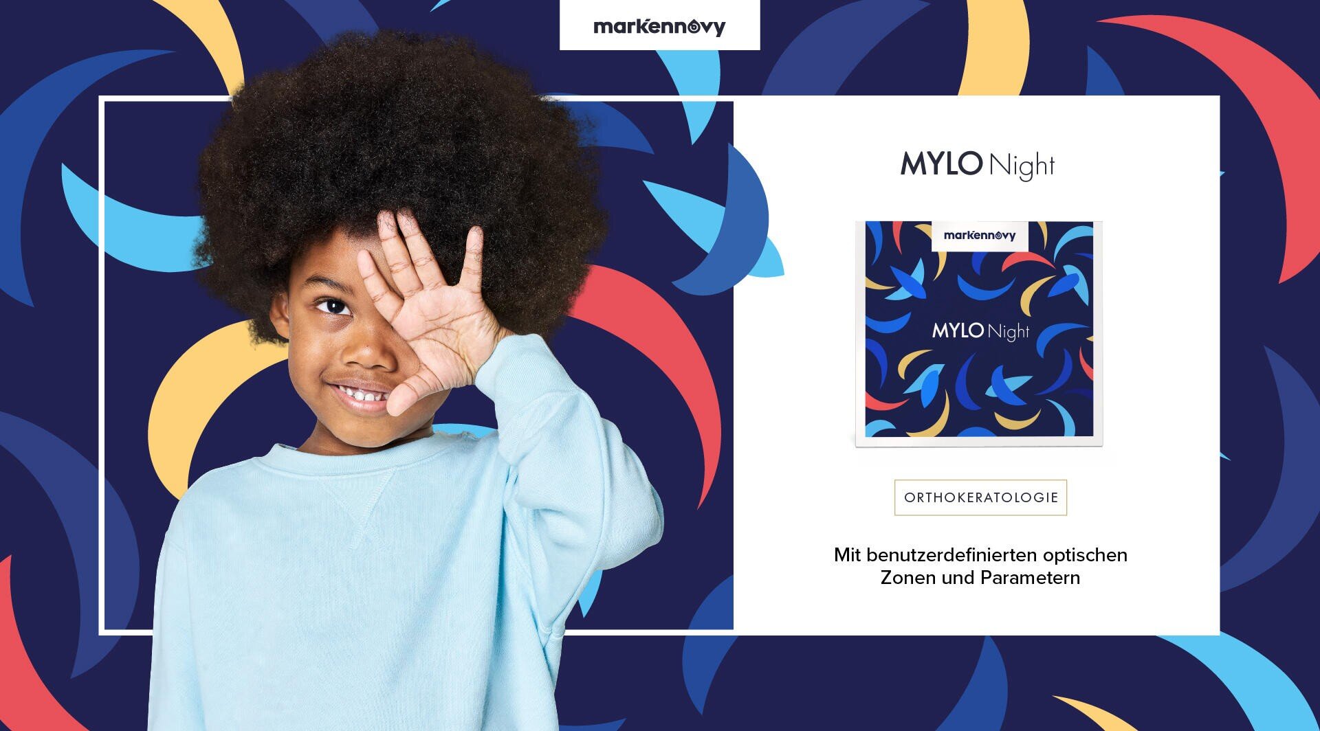 Ein lächelndes Kind mit lockigem Haar hält drei Finger vor ein Auge und steht vor einem bunten abstrakten Hintergrund. Neben dem Kind befindet sich die Abbildung einer MYLO Night-Produktbox und ein deutscher Text über Orthokeratologie.