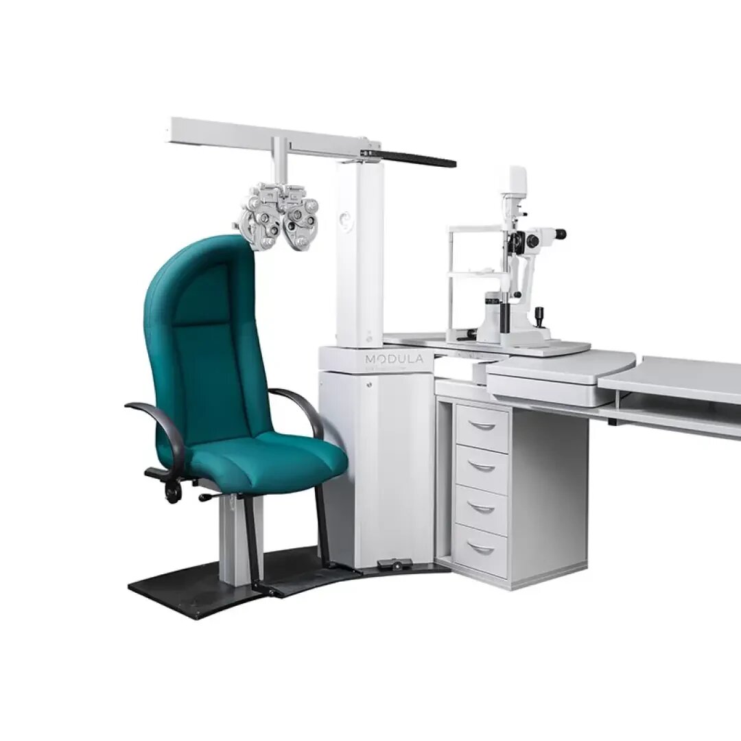 Eine moderne augenärztliche Untersuchungsstation mit einem grünen Patientenstuhl, Phoropter, Spaltlampe und einem weißen Schreibtisch mit Schubladen, der für Augenuntersuchungen verwendet wird.