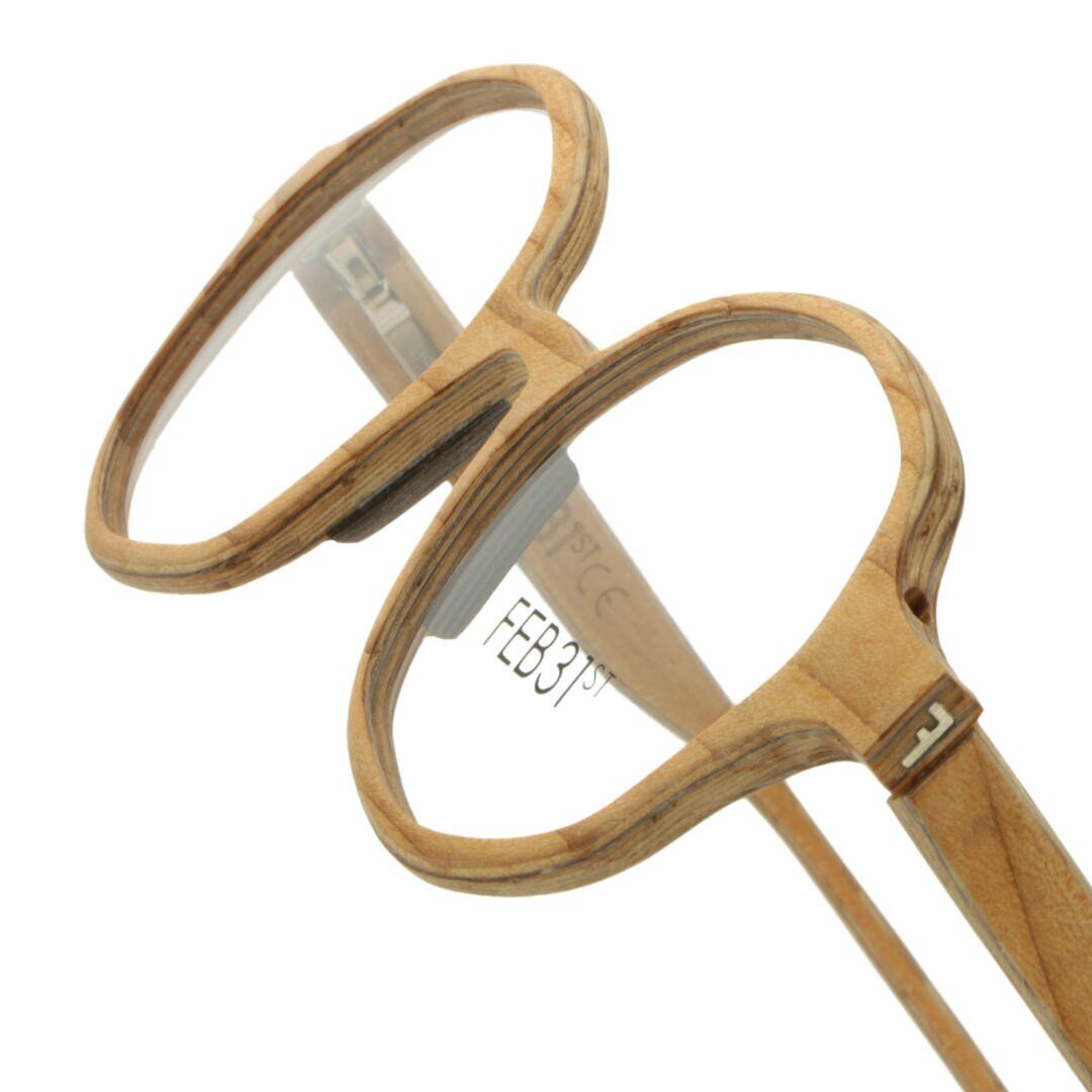 Eine Holzbrille mit rundem Rahmen. Ein Bügel der Brille zeigt den Markennamen "FEB31st" auf der Innenseite. Die Holzmaserung und die natürliche Textur sind sichtbar.