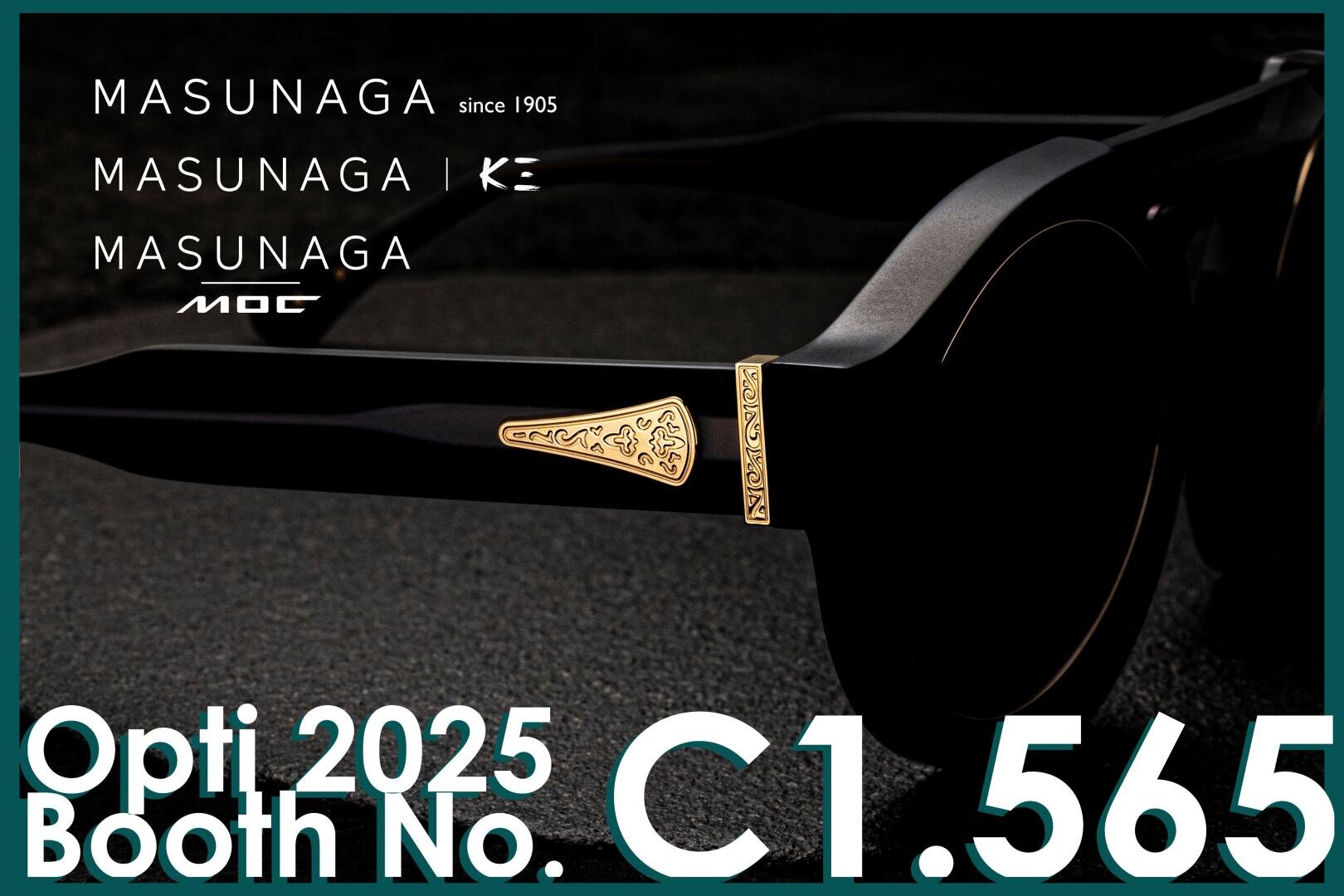 Nahaufnahme einer schwarzen Masunaga-Brille mit goldenen Details an den Bügeln, daneben der Text: „Opti 2025 Stand Nr. C1.565“ und „Masunaga seit 1905“ auf schwarzem Hintergrund.