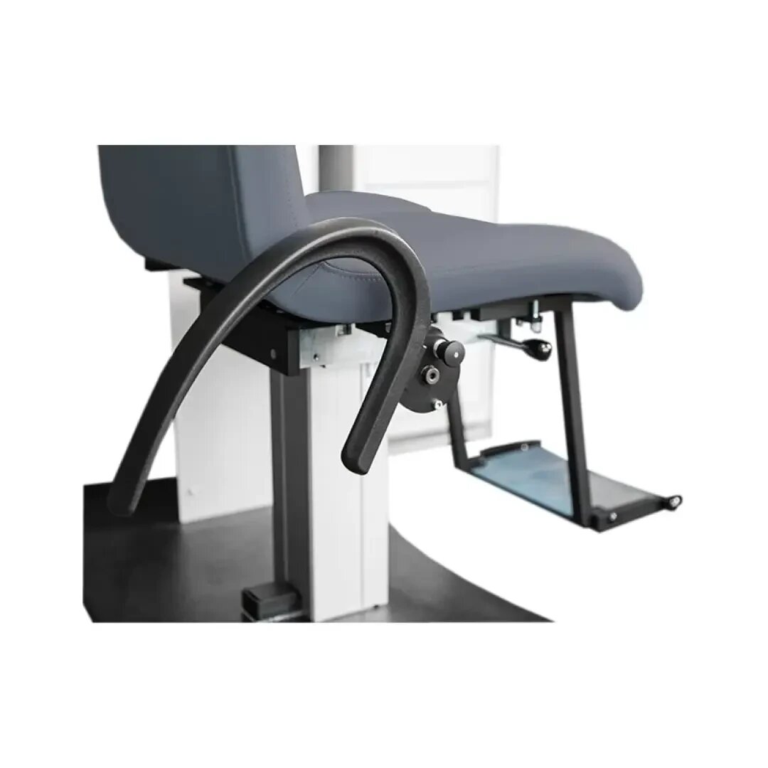 Eine Nahaufnahme eines medizinischen Untersuchungsstuhls mit gepolstertem Sitz, verstellbarer Armlehne und Fußstütze aus Metall auf weißem Hintergrund.