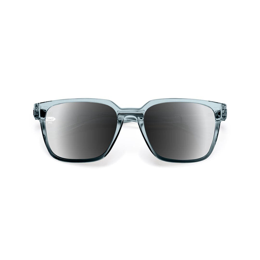 Eine rechteckige, transparente hellblaue Sonnenbrille mit dunklen Verlaufsgläsern, nach vorne gerichtet auf weißem Hintergrund.