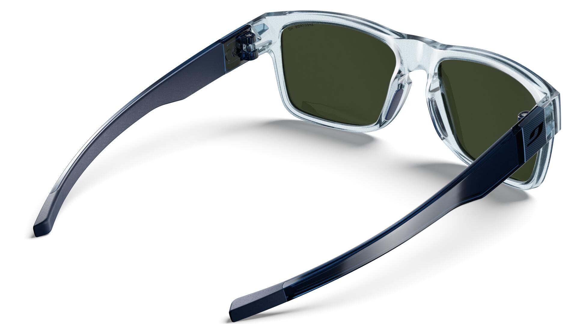 Eine moderne Sonnenbrille mit transparentem hellblauem Rahmen, dunkelgrünen Gläsern und marineblauen Bügeln, von hinten schräg auf weißem Hintergrund dargestellt.