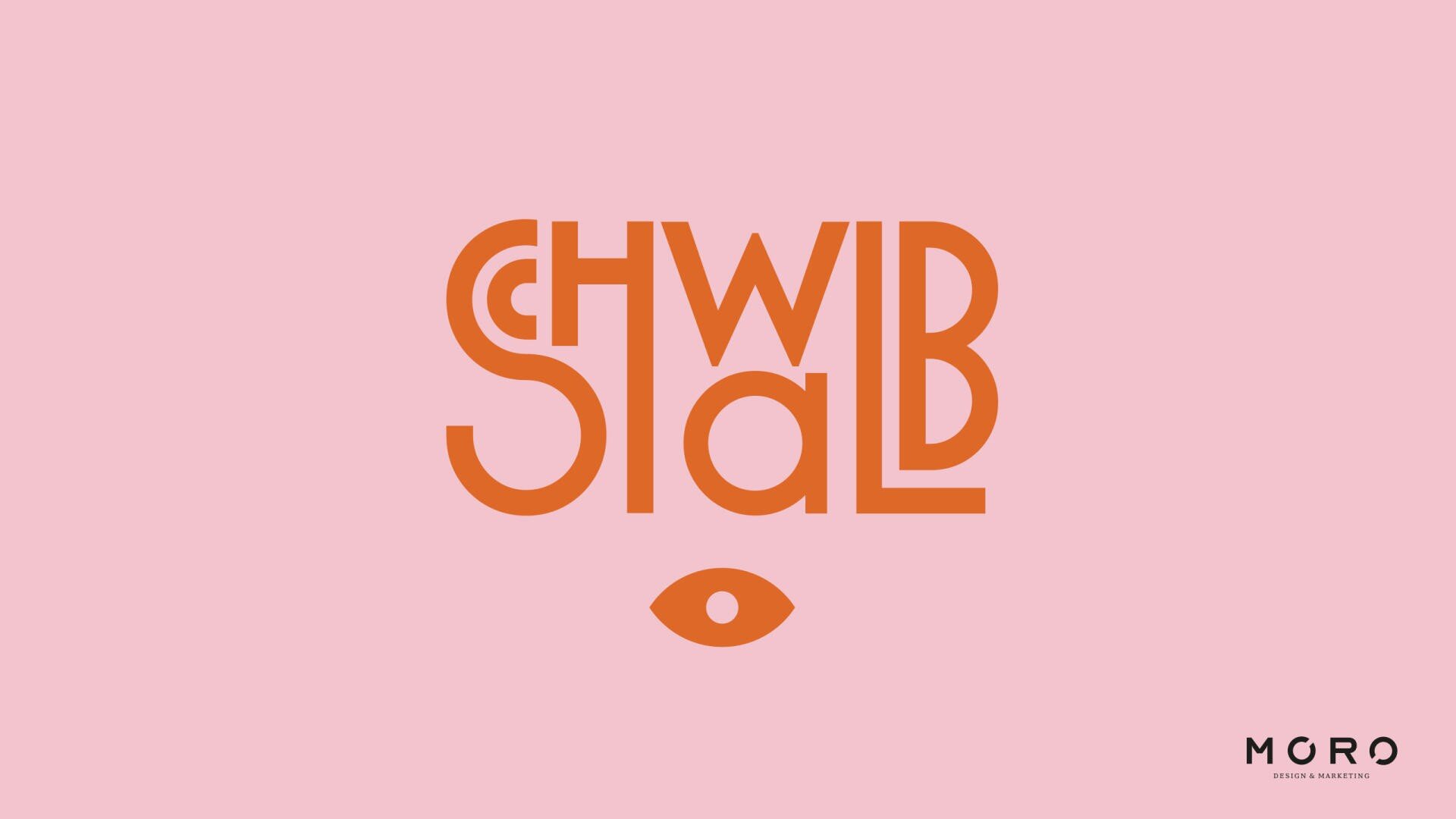 Stilisierter orangefarbener Text mit der Aufschrift „Schwab Sabl“ und einem Augensymbol darunter, zentriert auf einem rosa Hintergrund; in der unteren rechten Ecke steht „MGRO DESIGN MARKETING“.