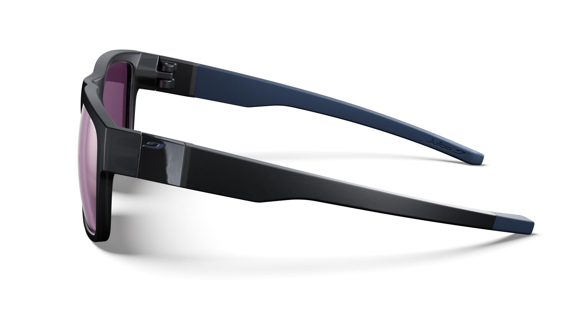 Schlanke, moderne Sonnenbrille mit dunkelblauen Bügeln und schwarzem Rahmen, von der Seite betrachtet. Die Gläser scheinen eine leichte Tönung zu haben.