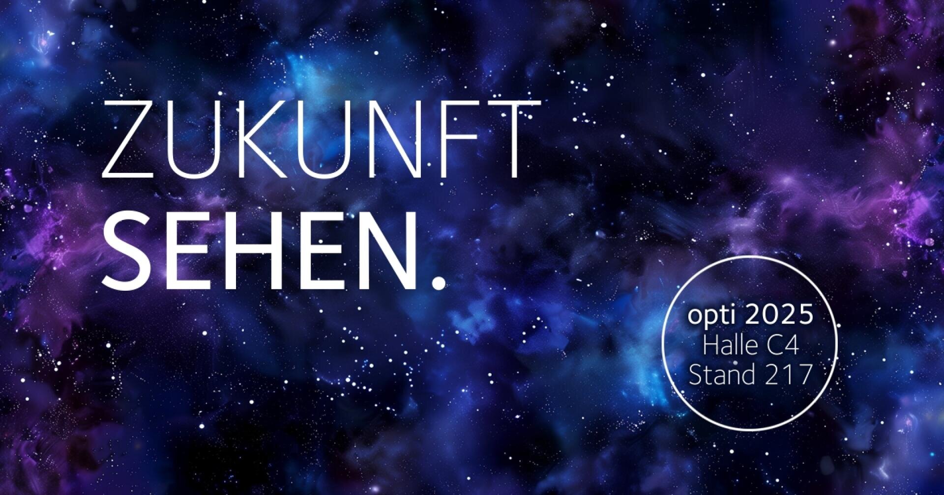 Der Text „ZUKUNFT SEHEN.“ erscheint auf einem blau-violetten, sternengefüllten Weltraumhintergrund. Im weißen Kreis: opti 2025, Halle C4, Stand 217.