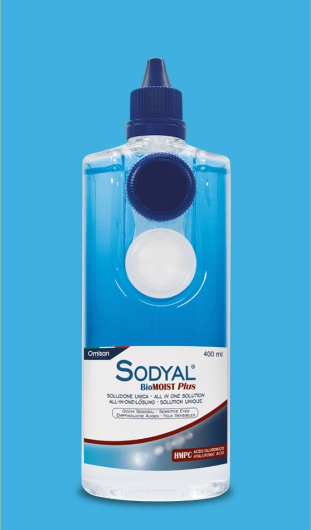 Eine durchsichtige Kunststoffflasche mit blauer Flüssigkeit, beschriftet mit Sodyal BioMOIST Plus und einer blauen Kappe, vor einem durchgehend hellblauen Hintergrund. Die Flasche fasst 400 ml und ist für die ophthalmische Anwendung bestimmt.