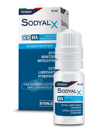 Eine 10-ml-Flasche Sodyal X Augentropfen ist vor ihrer Verpackung abgebildet. Die Verpackung ist weiß und blau und enthält den Hinweis, dass sie 0,1 % Hyaluronsäure enthalten und frei von Konservierungsstoffen sind.