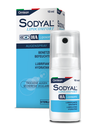 Eine 10-ml-Flasche des liposomalen Augensprays Sodyal Lipocomfort HA steht vor der blau-weißen Verpackung mit den Produktangaben und dem Hinweis, dass es trockene Augen befeuchtet und mit Feuchtigkeit versorgt.