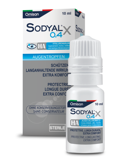 Eine weiße Flasche Sodyal X 0,4 Augentropfen mit einer weißen Kappe ist vor der Verpackung abgebildet. Beide haben blaue und graue Akzente und einen Text in deutscher, französischer und italienischer Sprache, der lang anhaltenden Komfort beschreibt.