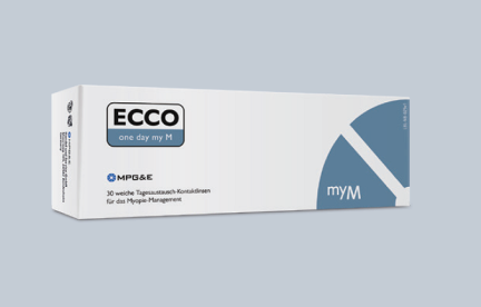 Eine rechteckige Schachtel mit ECCO one day my M Kontaktlinsen von MPG&E, mit blauer und weißer Verpackung und Text in Deutsch und Englisch. Die Schachtel enthält 30 Tageslinsen für die Behandlung von Myopie.