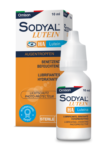 Eine 10-ml-Flasche Sodyal Lutein HA Augentropfen mit Verpackung. Die Verpackung ist weiß und orange mit blauen Akzenten und enthält einen Text in deutscher Sprache und Symbole, die darauf hinweisen, dass sie steril und international patentiert sind.