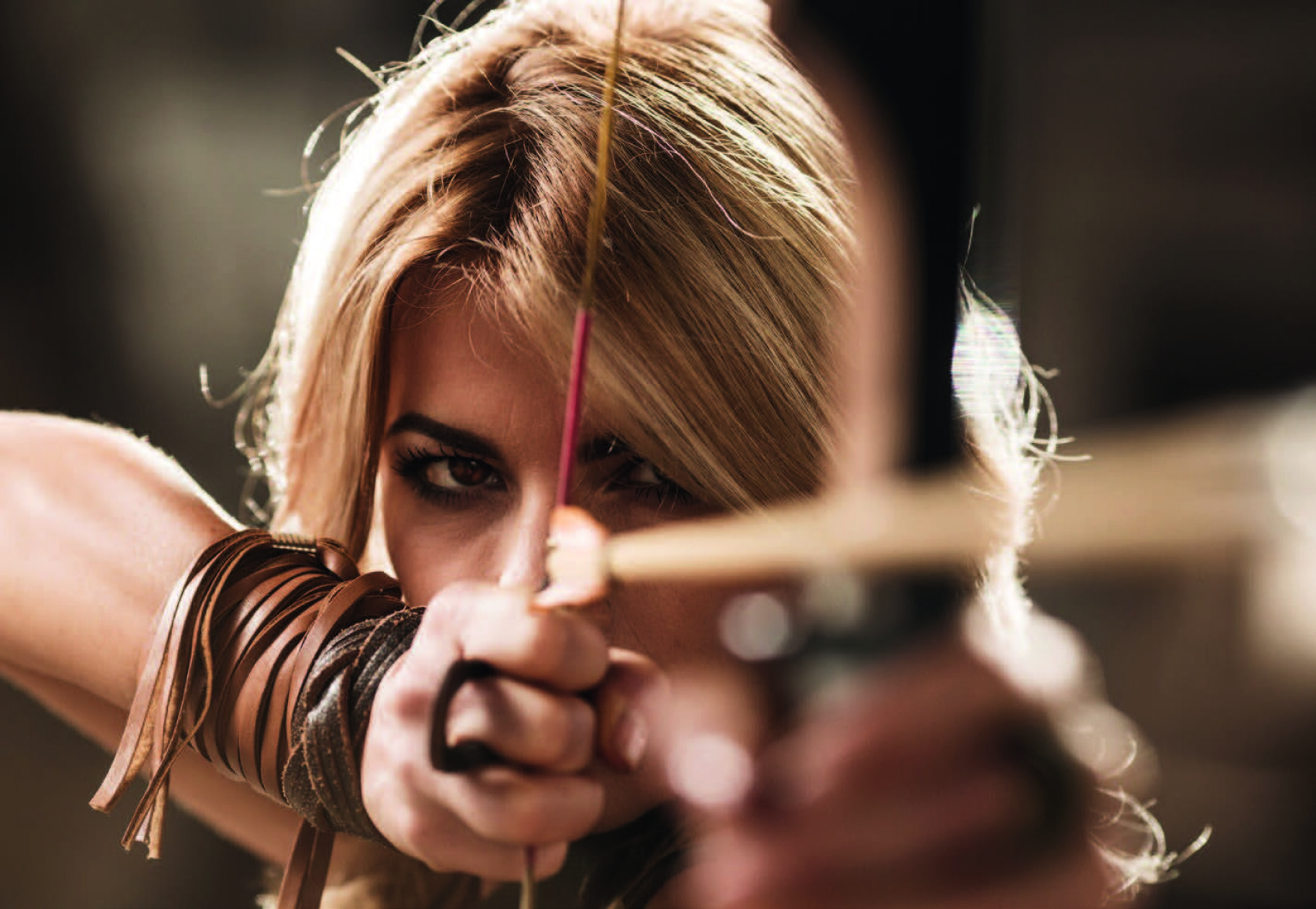 Bogenschützin, die ihren Sport ohne Sehhilfe betreibt